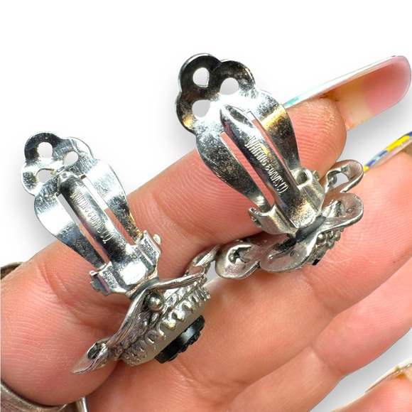 Whiting & Davis Co Matte Cameo Silvertone Brooch Clip On Earrings - Picture 9 of 10